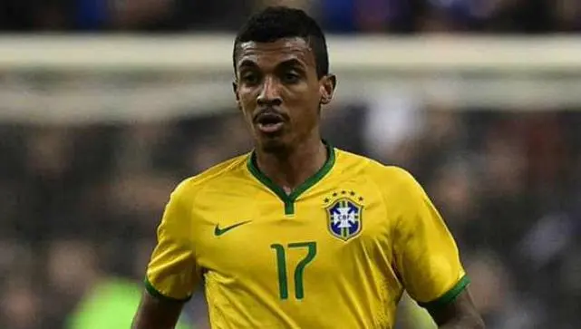 Luiz Gustavo, otra baja de Brasil para Copa América