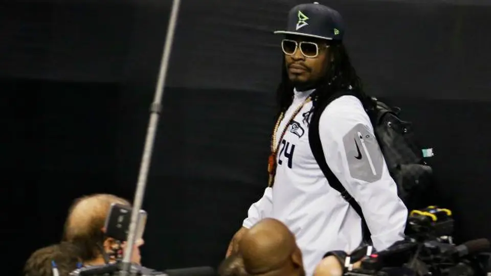 Marshawn Lynch evita multa al aparecer en 'Media Day'