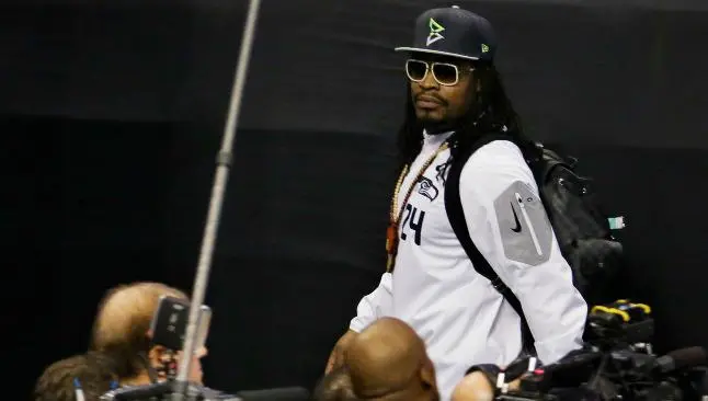 Marshawn Lynch evita multa al aparecer en 'Media Day'