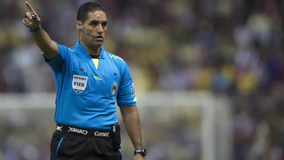 Árbitros amenazan con paro laboral para la J16