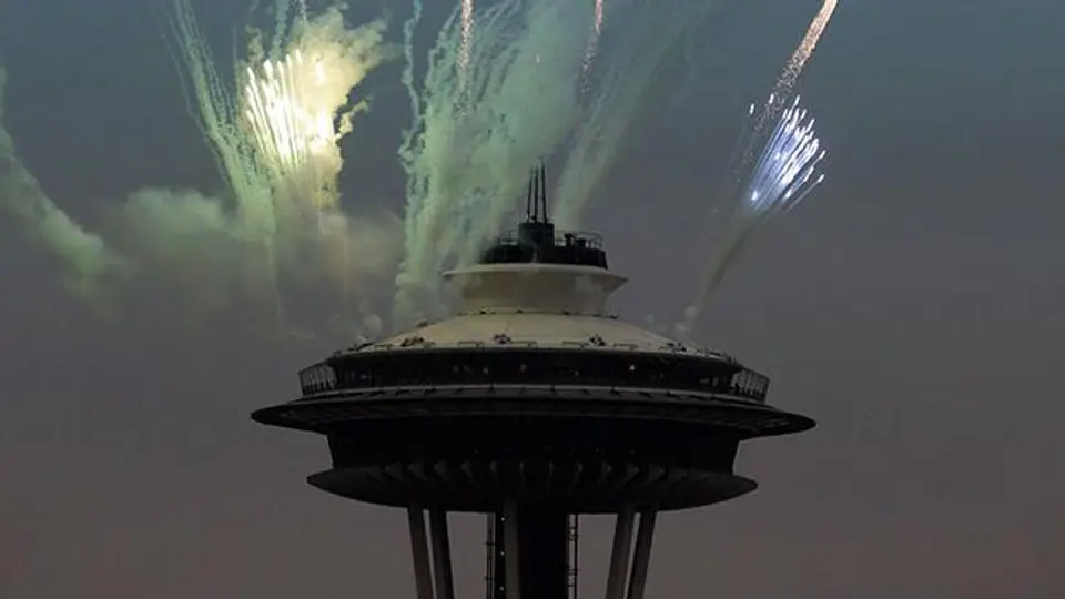 Space Needle celebra touchdowns de Seattle