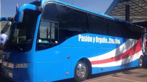 Cruz Azul estrena imagen en su autobús