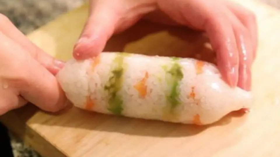 Crean libro japonés para cocinar con condones