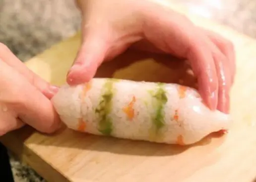 Crean libro japonés para cocinar con condones