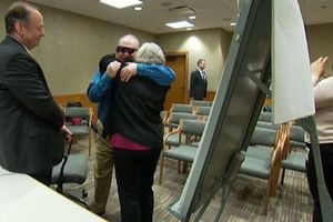 Hombre vuelve a ver a su esposa con ojo biónico