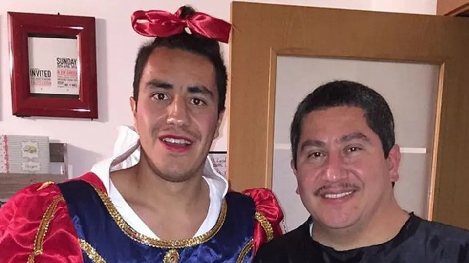 Efraín Juárez se disfraza de princesa para festejar a su papá