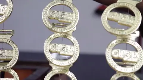 Así se hacen las medallas para las carreras Gatorade