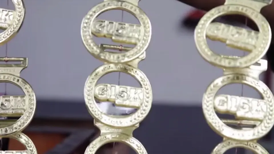 Así se hacen las medallas para las carreras Gatorade