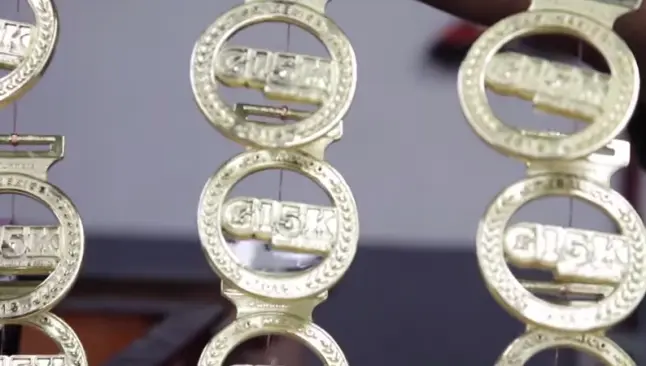 Así se hacen las medallas para las carreras Gatorade