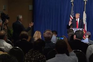 'Expulsan' a Jorge Ramos de conferencia de Donald Trump