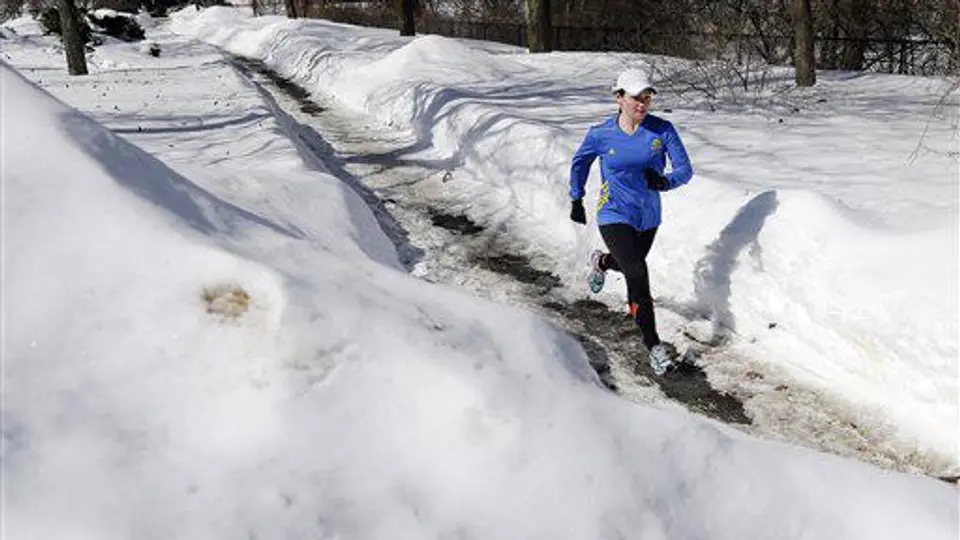 Nieve y hielo ponen a prueba a corredores del Maratón de Boston