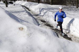 Nieve y hielo ponen a prueba a corredores del Maratón de Boston