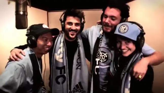 David Villa cambia el balón por el microfono