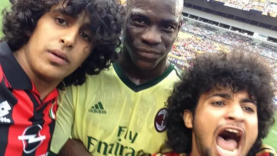 'Espontáneos' se toman 'selfie con Balotelli