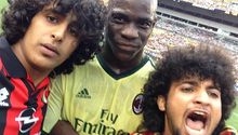 'Espontáneos' se toman 'selfie con Balotelli
