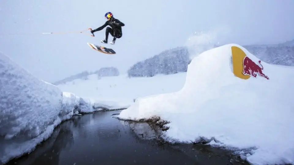 Brian Grubb 'surfea' sobre la nieve en Saravejo