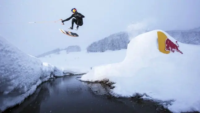 Brian Grubb 'surfea' sobre la nieve en Saravejo