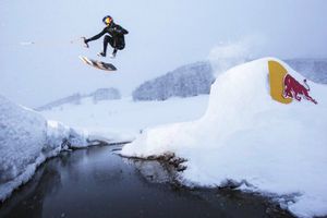 Brian Grubb 'surfea' sobre la nieve en Saravejo