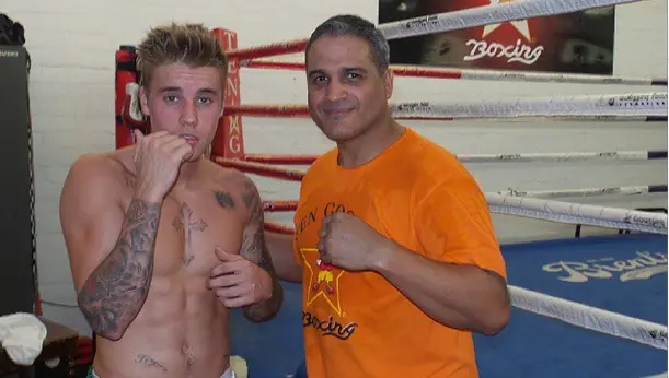 Justin Bieber entrena box con calzoncillo de México