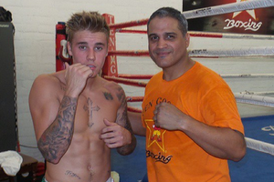 Justin Bieber entrena box con calzoncillo de México