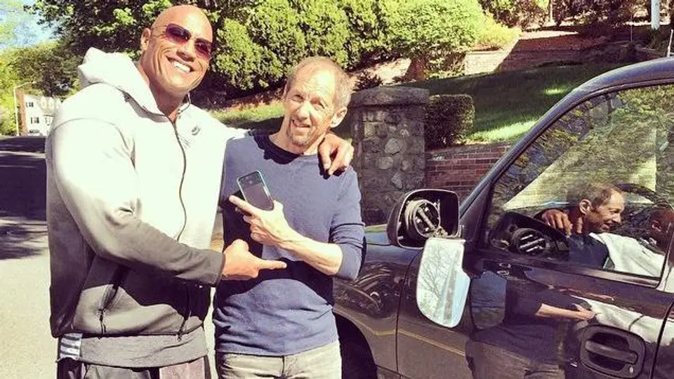 'The Rock' destruye el espejo de un auto estacionado