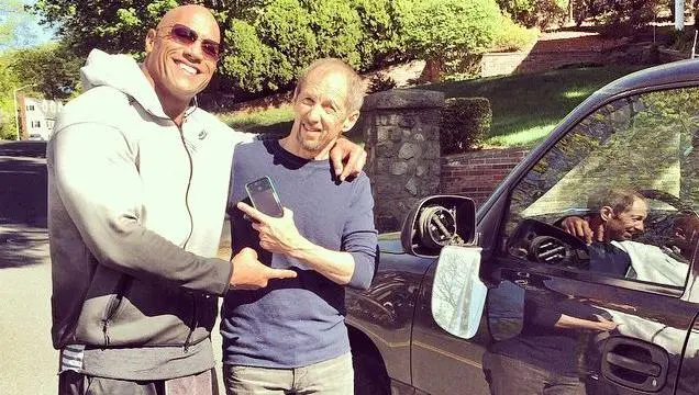 'The Rock' destruye el espejo de un auto estacionado