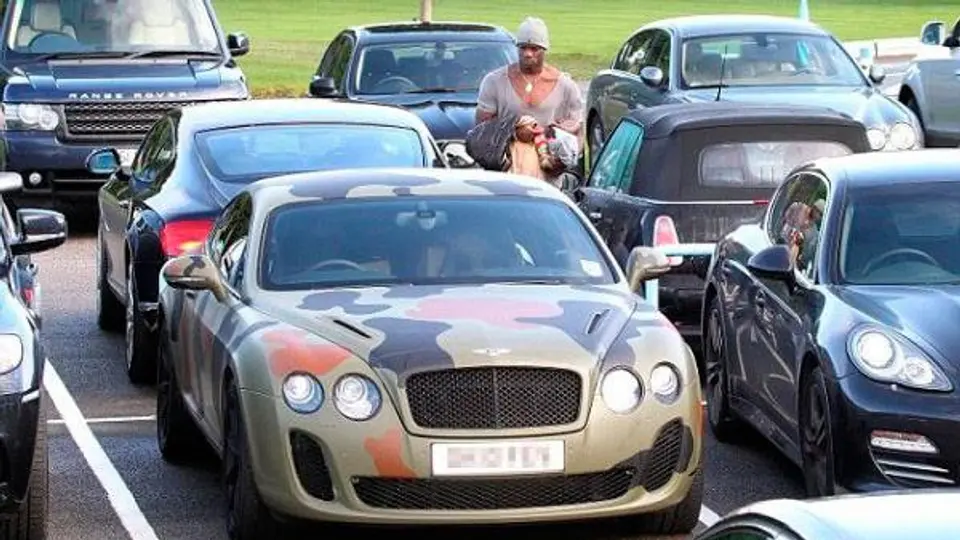 Futbolistas 'tunean' sus carros de forma extraña