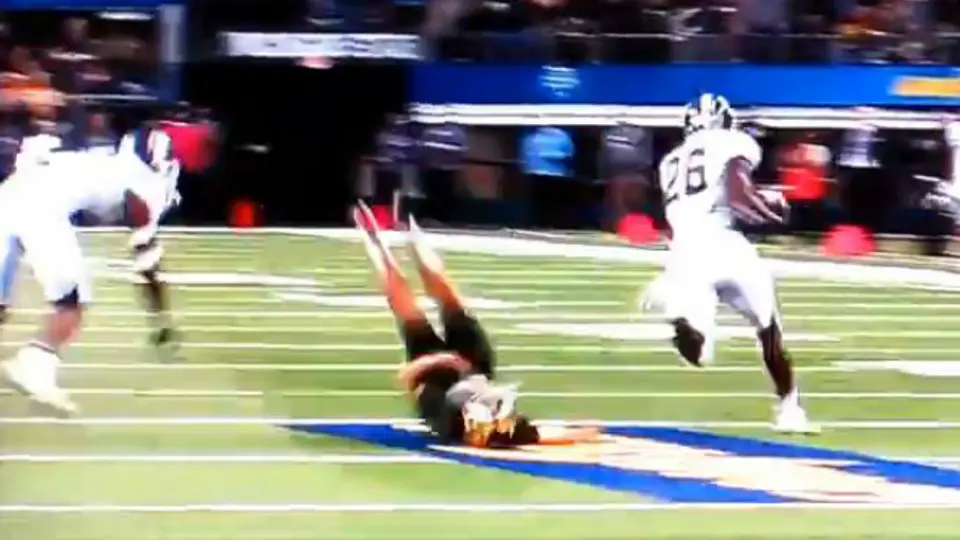Pateador de Baylor tuitea que está con vida tras recibir feroz tacleada