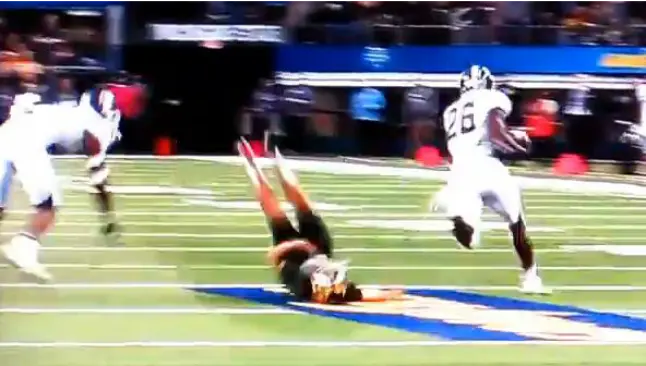 Pateador de Baylor tuitea que está con vida tras recibir feroz tacleada