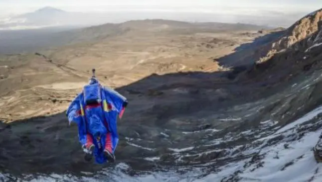 Ruso conquista el Kilimanjaro, la montaña más alta de África