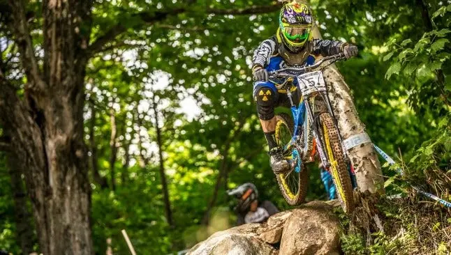 Impresionantes acrobacias en el Mundial de Downhill