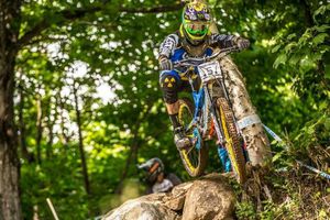 Impresionantes acrobacias en el Mundial de Downhill