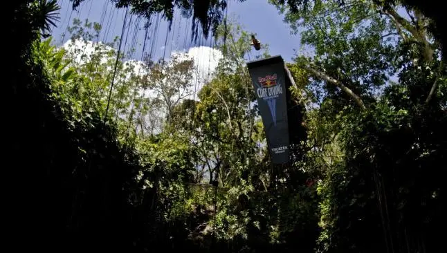 Jonathan Paredes no asegura su lugar en el Red Bull Cliff Diving 2015