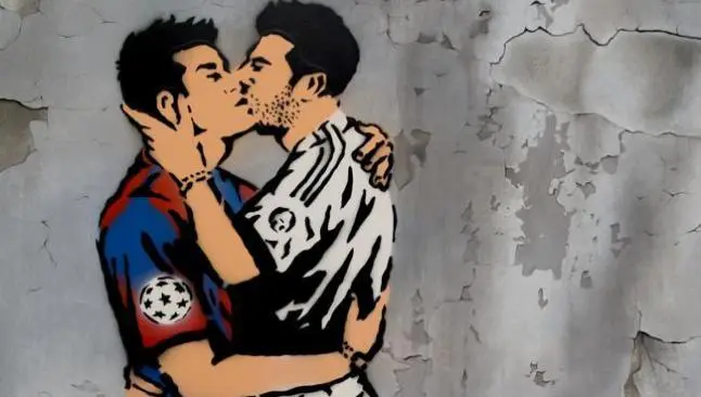 Grafiti funde en un beso a jugadores del Barça y Madrid