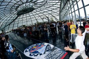 Preparan Mundial de aviones de papel en México