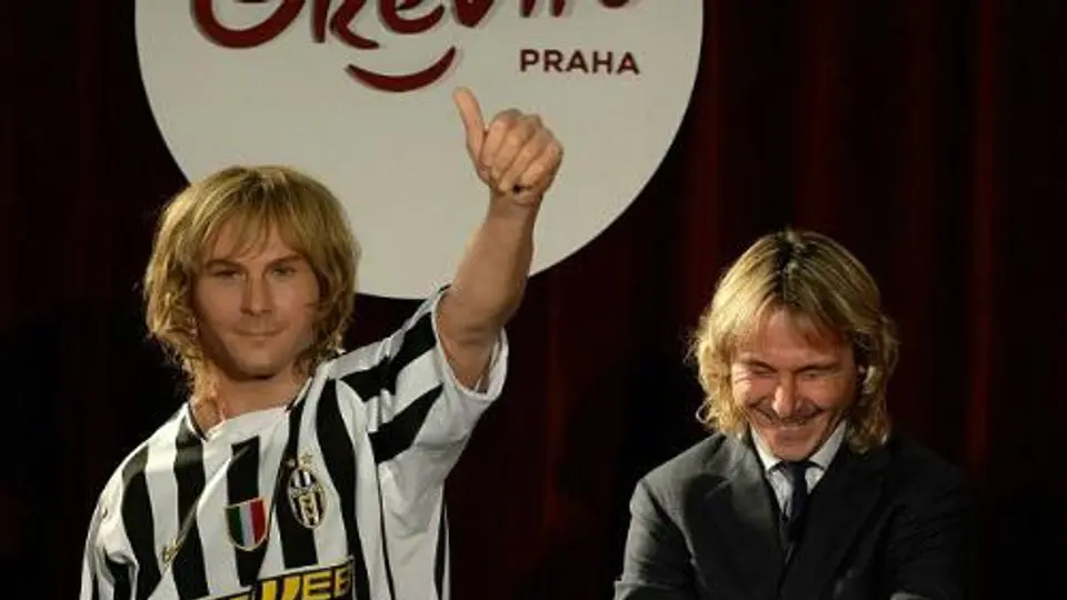 Pavel Nedved no puede creer lo real de su estatua de cera