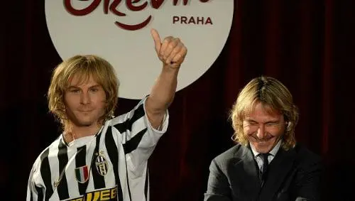 Pavel Nedved no puede creer lo real de su estatua de cera