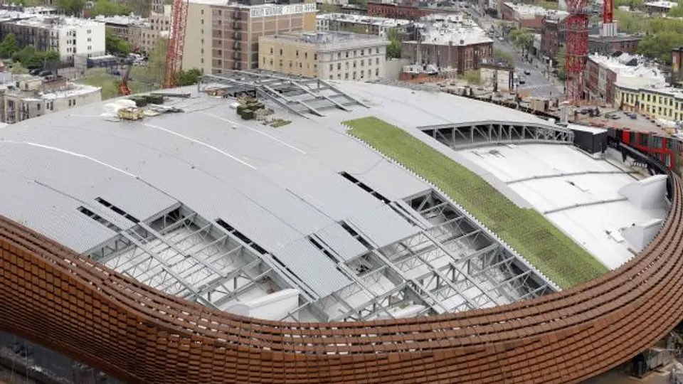 Incrustan pasto en techo del estadio de los Nets