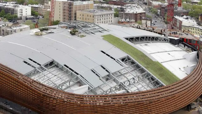 Incrustan pasto en techo del estadio de los Nets