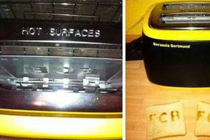 Aficionado compra tostadora del Dortmund y le da panes del Barça