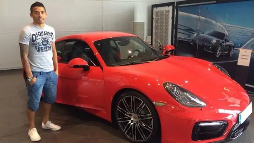 Javier Aquino tiene nuevo auto
