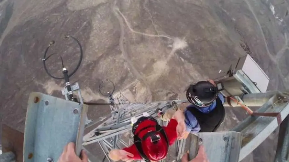 Dos valientes realizan salto base a 200 metros de altura