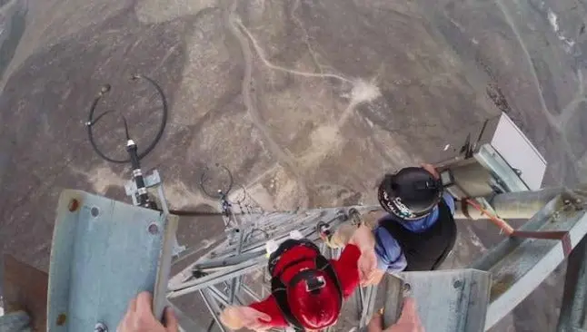 Dos valientes realizan salto base a 200 metros de altura