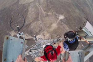 Dos valientes realizan salto base a 200 metros de altura