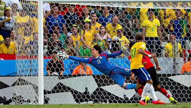 Guillermo Ochoa ataja cabezazo de Neymar en Brasil 2014 | MEXSPORT