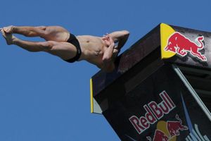 Clavadista de altura se golpea el rostro durante salto