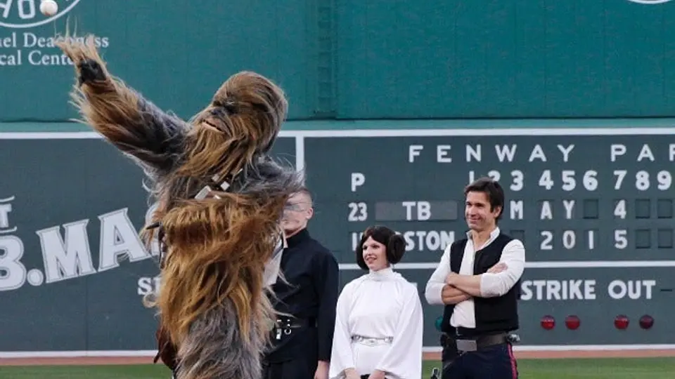 Chewbacca lanza primera bola en juego de Boston