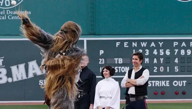 Chewbacca lanza primera bola en juego de Boston