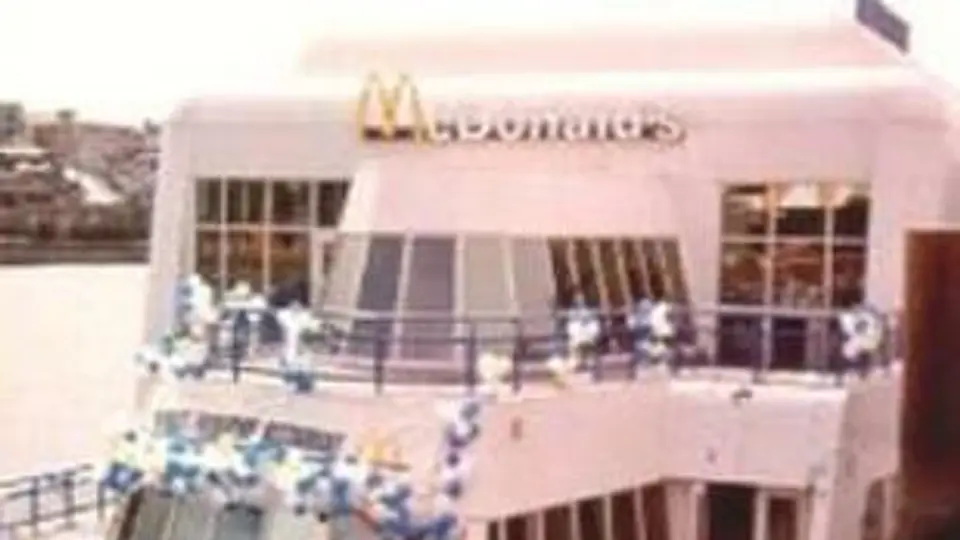 McDonald's flotante abandonado por más de una década