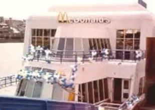 McDonald's flotante abandonado por más de una década